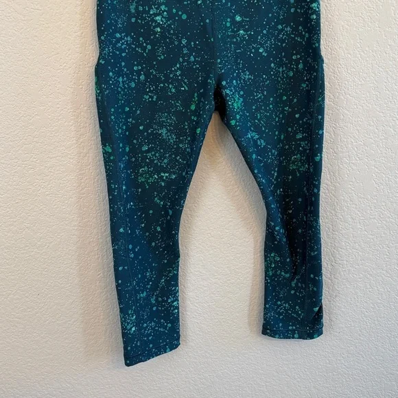 Athleta Ultimate Stash Pocket Split Capri Pant Splattered Green size Medium - Picture 5 of 9
